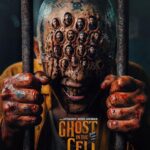 Poster film Ghost in the Cell menampilkan seorang pria berdarah memegang jeruji penjara dengan wajah berlubang-lubang yang memperlihatkan banyak ekspresi wajah berbeda, menciptakan nuansa horor gelap dan misterius.