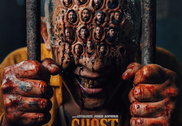 Poster film Ghost in the Cell menampilkan seorang pria berdarah memegang jeruji penjara dengan wajah berlubang-lubang yang memperlihatkan banyak ekspresi wajah berbeda, menciptakan nuansa horor gelap dan misterius.