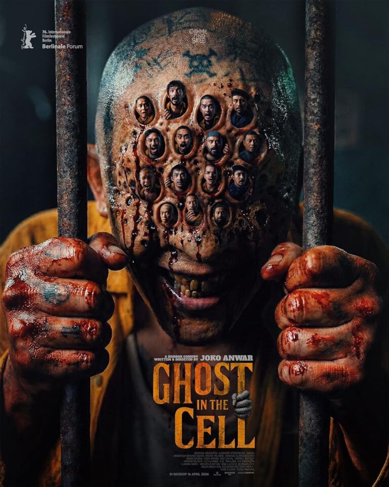 Poster film Ghost in the Cell menampilkan seorang pria berdarah memegang jeruji penjara dengan wajah berlubang-lubang yang memperlihatkan banyak ekspresi wajah berbeda, menciptakan nuansa horor gelap dan misterius.