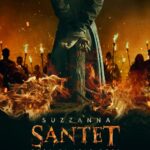 Poster film horor Suzzanna Santet: Dosa di Atas Dosa menampilkan seseorang terikat pada tiang dengan api dan kerumunan membawa obor di malam hari.