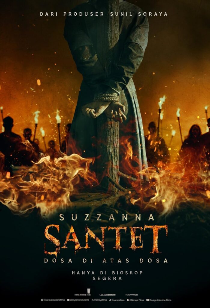 Poster film horor Suzzanna Santet: Dosa di Atas Dosa menampilkan seseorang terikat pada tiang dengan api dan kerumunan membawa obor di malam hari.