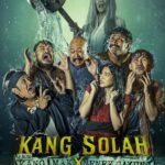 Poster film Kang Solah: From Kang Mak X Nenek Gayung menampilkan sekelompok pria ketakutan disiram air oleh sosok nenek menyeramkan dengan latar nuansa horor hijau