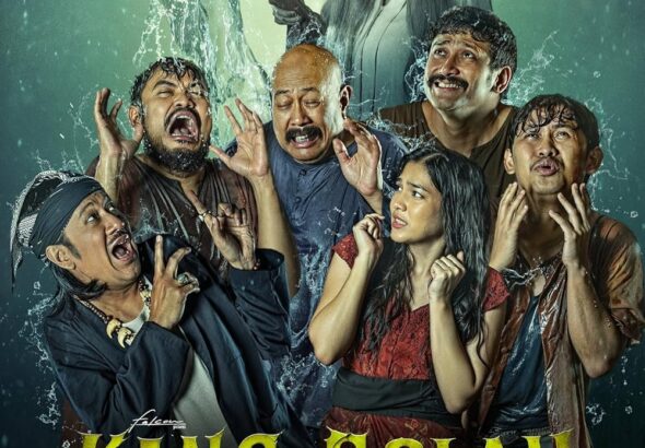 Poster film Kang Solah: From Kang Mak X Nenek Gayung menampilkan sekelompok pria ketakutan disiram air oleh sosok nenek menyeramkan dengan latar nuansa horor hijau