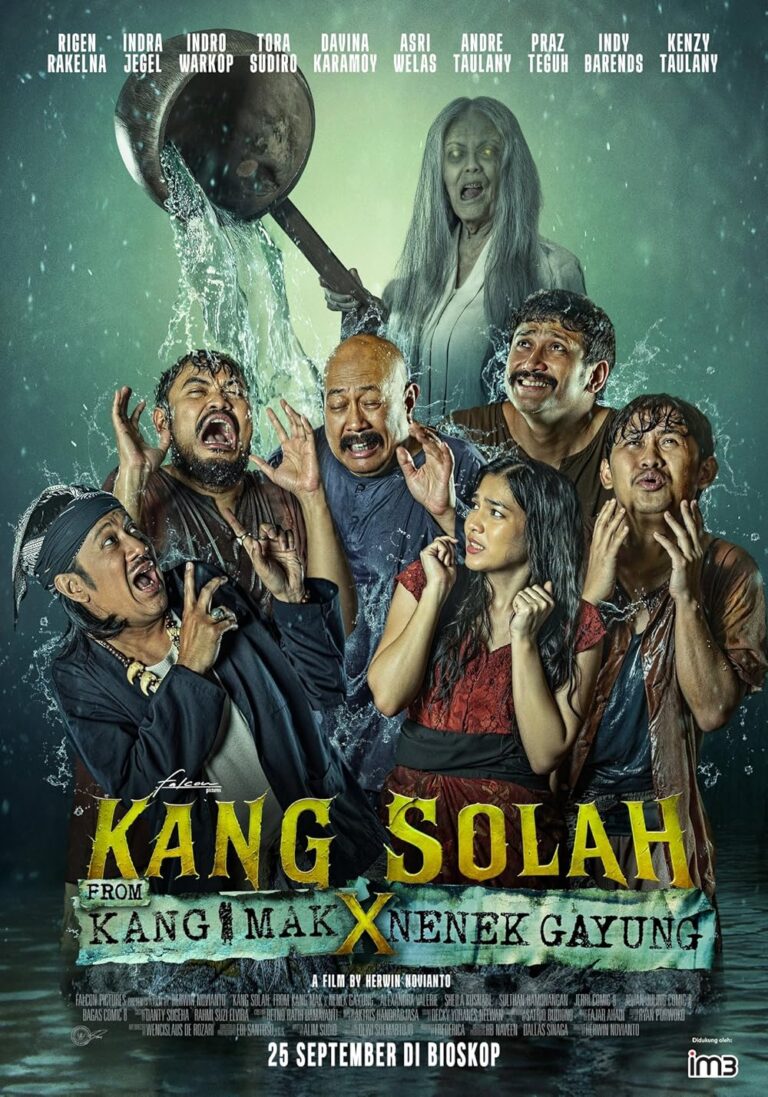 Poster film Kang Solah: From Kang Mak X Nenek Gayung menampilkan sekelompok pria ketakutan disiram air oleh sosok nenek menyeramkan dengan latar nuansa horor hijau
