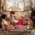 Poster film keluarga Na Willa menampilkan anak-anak bermain dan berimajinasi di dalam rumah dengan ilustrasi gambar kartun seperti layang-layang, ikan, dan kupu-kupu di sekitar mereka.
