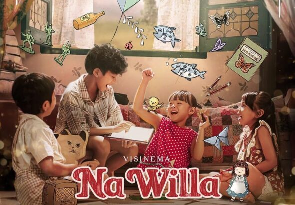 Poster film keluarga Na Willa menampilkan anak-anak bermain dan berimajinasi di dalam rumah dengan ilustrasi gambar kartun seperti layang-layang, ikan, dan kupu-kupu di sekitar mereka.