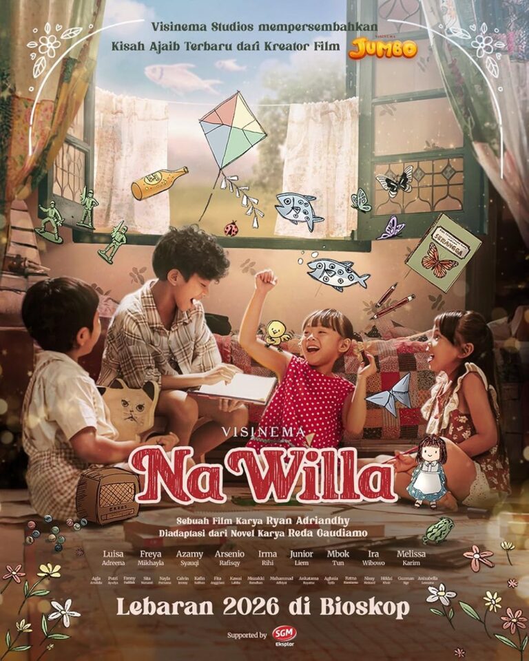 Poster film keluarga Na Willa menampilkan anak-anak bermain dan berimajinasi di dalam rumah dengan ilustrasi gambar kartun seperti layang-layang, ikan, dan kupu-kupu di sekitar mereka.