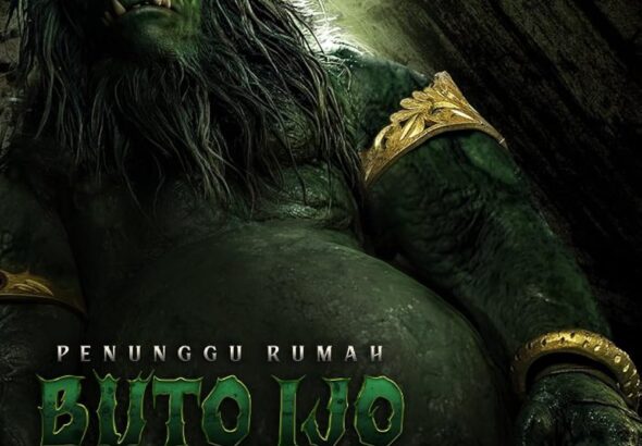 Poster film Penunggu Rumah Buto Ijo menampilkan sosok raksasa berkulit hijau dengan mata merah menyala dan rambut panjang, berdiri di dalam hutan gelap dengan suasana menyeramkan.