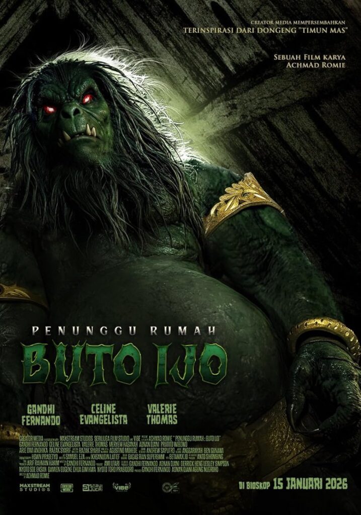 Poster film Penunggu Rumah Buto Ijo menampilkan sosok raksasa berkulit hijau dengan mata merah menyala dan rambut panjang, berdiri di dalam hutan gelap dengan suasana menyeramkan.