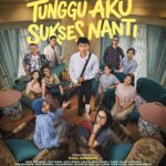 Poster film Tunggu Aku Sukses Nanti menampilkan seorang pria muda berdiri di tengah ruangan dikelilingi teman-temannya dengan ekspresi serius dan penuh harapan.