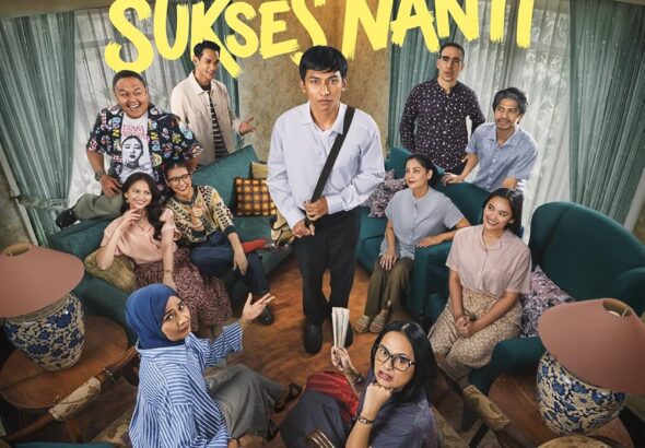 Poster film Tunggu Aku Sukses Nanti menampilkan seorang pria muda berdiri di tengah ruangan dikelilingi teman-temannya dengan ekspresi serius dan penuh harapan.