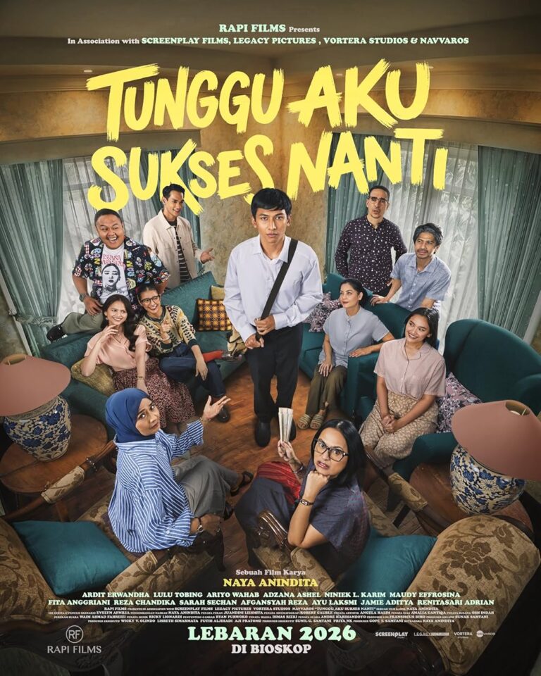 Poster film Tunggu Aku Sukses Nanti menampilkan seorang pria muda berdiri di tengah ruangan dikelilingi teman-temannya dengan ekspresi serius dan penuh harapan.