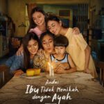 Poster film Andai Ibu Tidak Menikah dengan Ayah menampilkan seorang ibu dan anak-anaknya berkumpul di meja sambil meniup lilin di atas kue dalam suasana keluarga hangat.