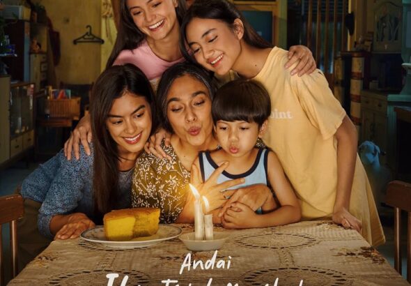Poster film Andai Ibu Tidak Menikah dengan Ayah menampilkan seorang ibu dan anak-anaknya berkumpul di meja sambil meniup lilin di atas kue dalam suasana keluarga hangat.