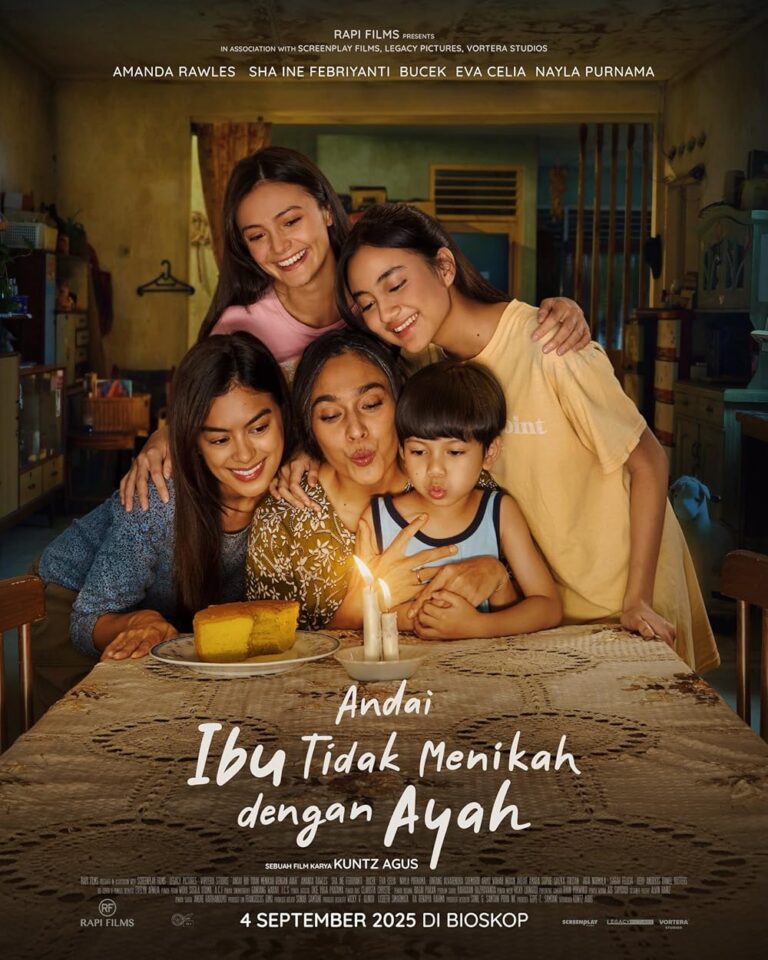 Poster film Andai Ibu Tidak Menikah dengan Ayah menampilkan seorang ibu dan anak-anaknya berkumpul di meja sambil meniup lilin di atas kue dalam suasana keluarga hangat.