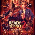 Poster film Ready or Not 2: Here I Come menampilkan karakter utama perempuan dengan latar merah, dikelilingi keluarga misterius, senjata, dan suasana ritual gelap penuh ketegangan.