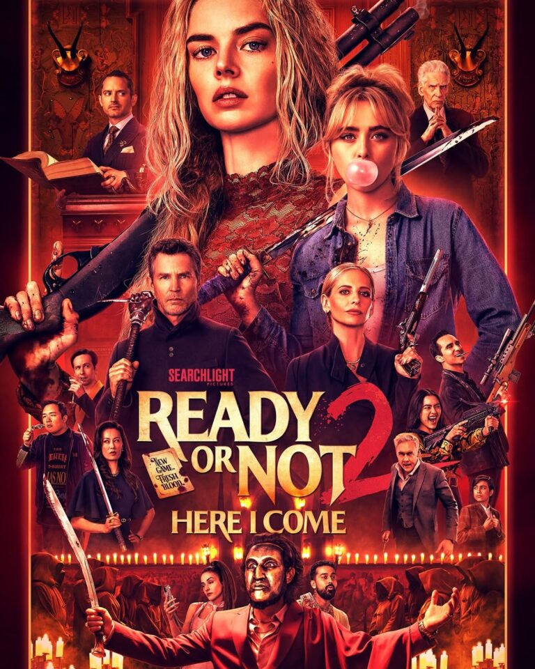 Poster film Ready or Not 2: Here I Come menampilkan karakter utama perempuan dengan latar merah, dikelilingi keluarga misterius, senjata, dan suasana ritual gelap penuh ketegangan.