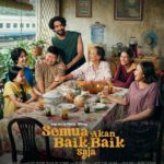 Poster film Semua Akan Baik-Baik Saja menampilkan suasana hangat keluarga yang sedang berkumpul dan makan bersama di rumah sederhana penuh keakraban.