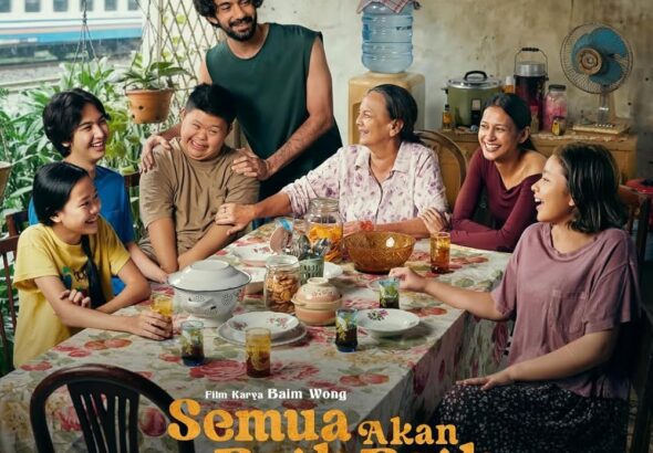 Poster film Semua Akan Baik-Baik Saja menampilkan suasana hangat keluarga yang sedang berkumpul dan makan bersama di rumah sederhana penuh keakraban.