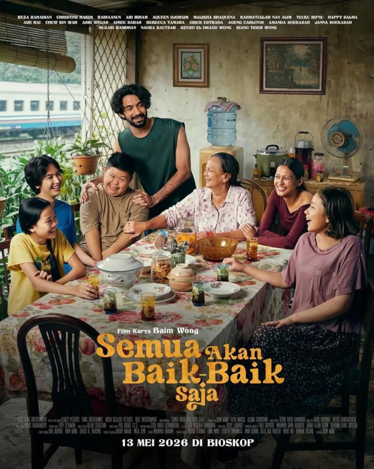 Poster film Semua Akan Baik-Baik Saja menampilkan suasana hangat keluarga yang sedang berkumpul dan makan bersama di rumah sederhana penuh keakraban.