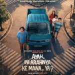 Empat orang berdiri di sekitar mobil pick-up hijau di persimpangan jalan dari sudut pandang atas, dengan suasana hangat dan dramatis serta judul film “Ayah, Ini Arahnya Ke Mana, Ya?” di bagian bawah.