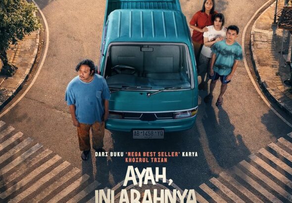 Empat orang berdiri di sekitar mobil pick-up hijau di persimpangan jalan dari sudut pandang atas, dengan suasana hangat dan dramatis serta judul film “Ayah, Ini Arahnya Ke Mana, Ya?” di bagian bawah.