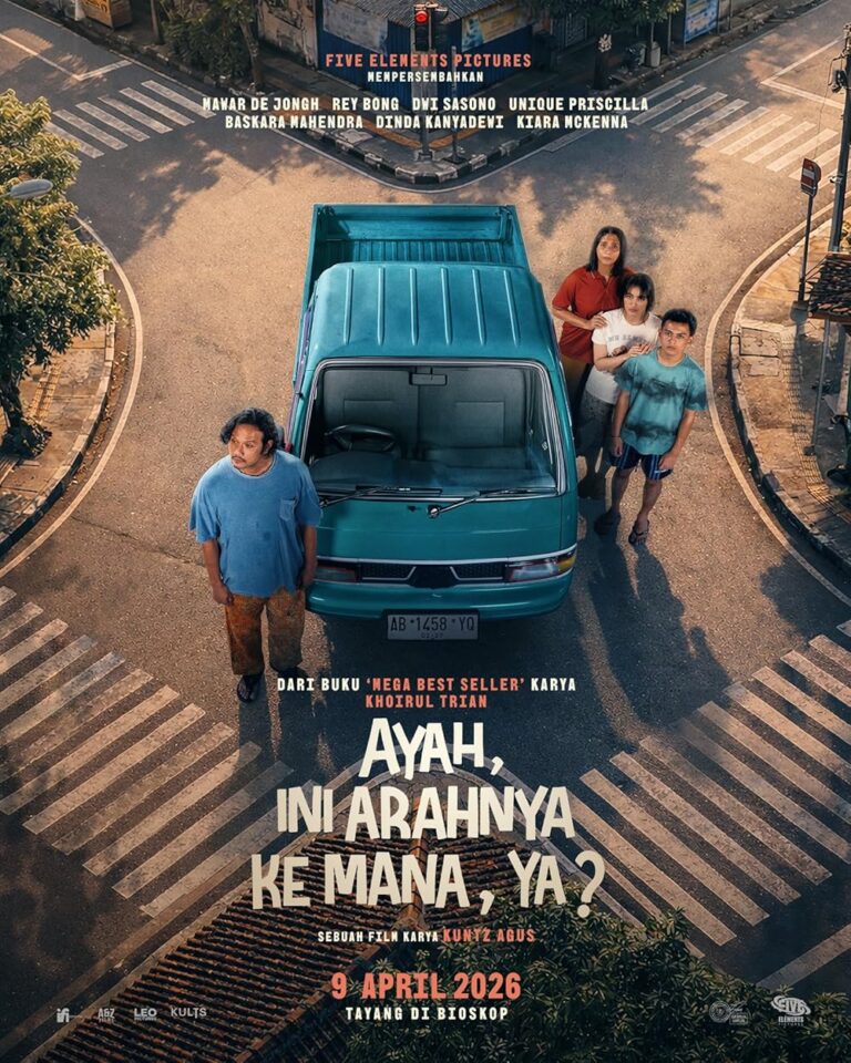 Empat orang berdiri di sekitar mobil pick-up hijau di persimpangan jalan dari sudut pandang atas, dengan suasana hangat dan dramatis serta judul film “Ayah, Ini Arahnya Ke Mana, Ya?” di bagian bawah.