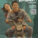 Poster film Dilan ITB 1997 menampilkan sepasang muda-mudi mengendarai motor dengan latar hutan, menampilkan nuansa romantis dan nostalgia tahun 90-an.