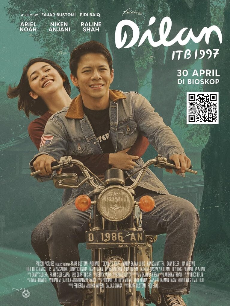Poster film Dilan ITB 1997 menampilkan sepasang muda-mudi mengendarai motor dengan latar hutan, menampilkan nuansa romantis dan nostalgia tahun 90-an.