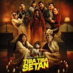 Poster film horor Indonesia menampilkan seorang wanita menyeramkan berdiri di tengah dikelilingi beberapa orang dengan ekspresi ketakutan, sementara dua sosok perempuan di depan melakukan ritual dengan boneka dan lilin di kamar bernuansa gelap.