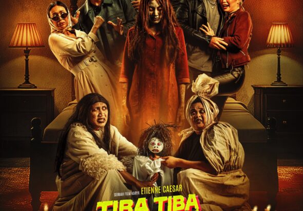 Poster film horor Indonesia menampilkan seorang wanita menyeramkan berdiri di tengah dikelilingi beberapa orang dengan ekspresi ketakutan, sementara dua sosok perempuan di depan melakukan ritual dengan boneka dan lilin di kamar bernuansa gelap.