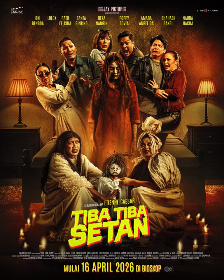 Poster film horor Indonesia menampilkan seorang wanita menyeramkan berdiri di tengah dikelilingi beberapa orang dengan ekspresi ketakutan, sementara dua sosok perempuan di depan melakukan ritual dengan boneka dan lilin di kamar bernuansa gelap.