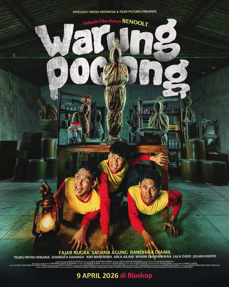 Poster film horor komedi Indonesia berjudul 'Warung Pocong' yang menampilkan tiga pria ketakutan bersembunyi di bawah meja kayu, sementara beberapa sosok hantu pocong berdiri di belakang mereka di dalam sebuah gudang atau warung tua yang remang-remang.