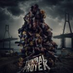 Poster film Tumbal Proyek menampilkan tumpukan tubuh pekerja konstruksi dengan latar proyek jembatan dan suasana gelap mencekam.