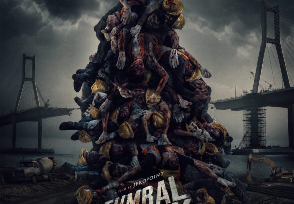 Poster film Tumbal Proyek menampilkan tumpukan tubuh pekerja konstruksi dengan latar proyek jembatan dan suasana gelap mencekam.
