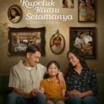 Poster film Kupeluk Kamu Selamanya menampilkan keluarga kecil yang hangat—ayah, ibu, dan anak duduk bersama di sofa dengan latar dinding penuh bingkai kenangan, mencerminkan kasih sayang dan kebersamaan.