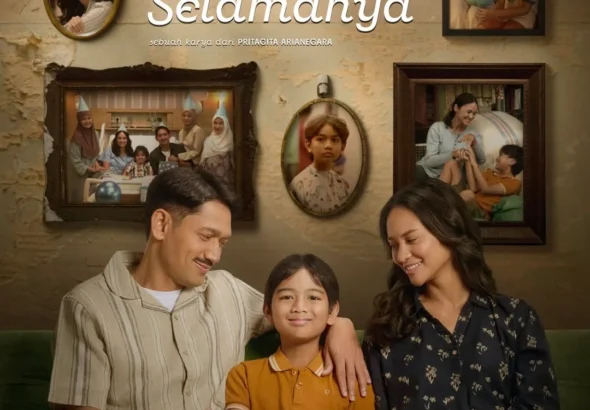 Poster film Kupeluk Kamu Selamanya menampilkan keluarga kecil yang hangat—ayah, ibu, dan anak duduk bersama di sofa dengan latar dinding penuh bingkai kenangan, mencerminkan kasih sayang dan kebersamaan.