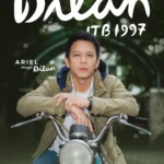 Poster film "Dilan ITB 1997" menampilkan aktor Ariel (Noah) yang berperan sebagai Dilan. Ia duduk di atas motor klasiknya yang diparkir di depan gapura kampus ITB yang ikonik. Ariel menatap ke kamera dengan ekspresi serius. Teks besar di atas bertuliskan "Dilan" dan di bawahnya "ITB 1997". Teks lain menyebutkan "Ariel Sebagai Dilan", "A film by Fajar Bustomi & Pidi Baiq", dan "2026 DI BIOSKOP".