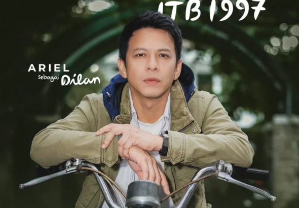Poster film "Dilan ITB 1997" menampilkan aktor Ariel (Noah) yang berperan sebagai Dilan. Ia duduk di atas motor klasiknya yang diparkir di depan gapura kampus ITB yang ikonik. Ariel menatap ke kamera dengan ekspresi serius. Teks besar di atas bertuliskan "Dilan" dan di bawahnya "ITB 1997". Teks lain menyebutkan "Ariel Sebagai Dilan", "A film by Fajar Bustomi & Pidi Baiq", dan "2026 DI BIOSKOP".