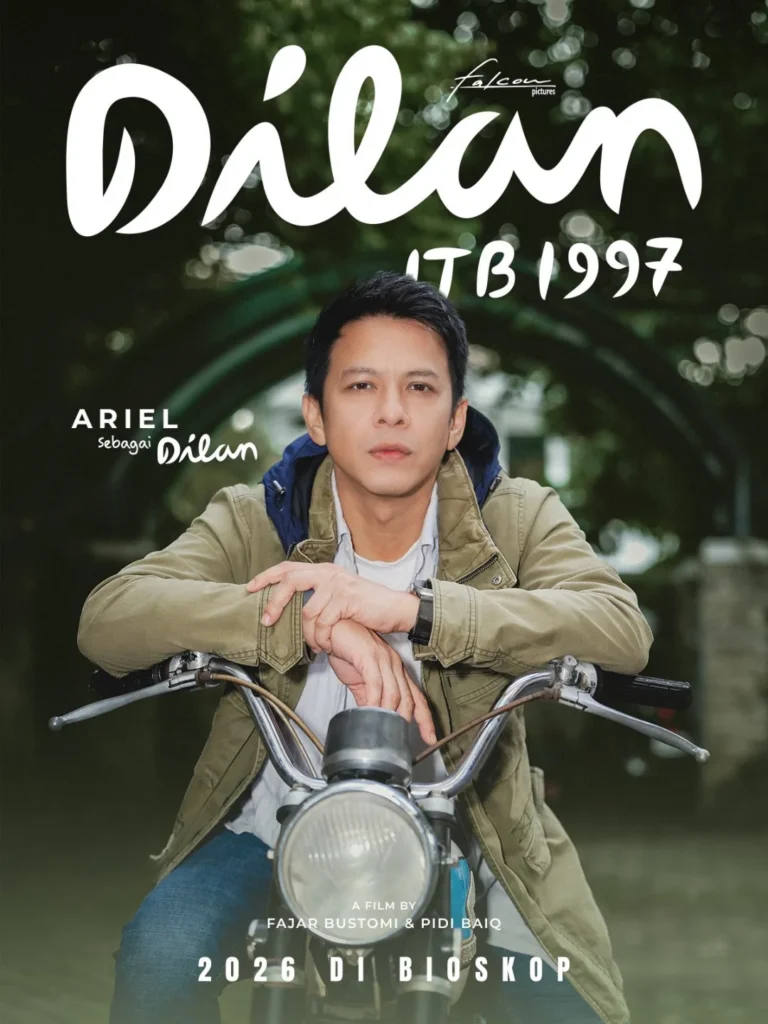 Poster film "Dilan ITB 1997" menampilkan aktor Ariel (Noah) yang berperan sebagai Dilan. Ia duduk di atas motor klasiknya yang diparkir di depan gapura kampus ITB yang ikonik. Ariel menatap ke kamera dengan ekspresi serius. Teks besar di atas bertuliskan "Dilan" dan di bawahnya "ITB 1997". Teks lain menyebutkan "Ariel Sebagai Dilan", "A film by Fajar Bustomi & Pidi Baiq", dan "2026 DI BIOSKOP".