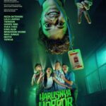 Poster film horor-komedi berjudul "Harusnya Horor". Di bagian atas, wajah seorang pria dengan ekspresi menyeramkan namun jenaka muncul terbalik dari langit-langit. Di bagian bawah, empat orang pemuda tampak ketakutan sambil memegang senter di sebuah ruangan gelap yang bernuansa hijau neon.