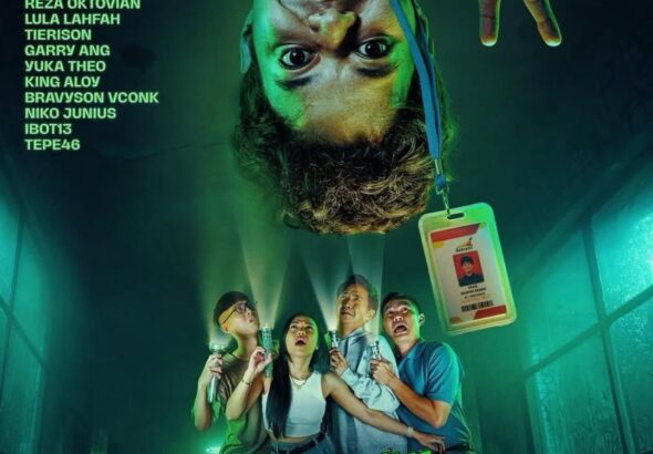Poster film horor-komedi berjudul "Harusnya Horor". Di bagian atas, wajah seorang pria dengan ekspresi menyeramkan namun jenaka muncul terbalik dari langit-langit. Di bagian bawah, empat orang pemuda tampak ketakutan sambil memegang senter di sebuah ruangan gelap yang bernuansa hijau neon.