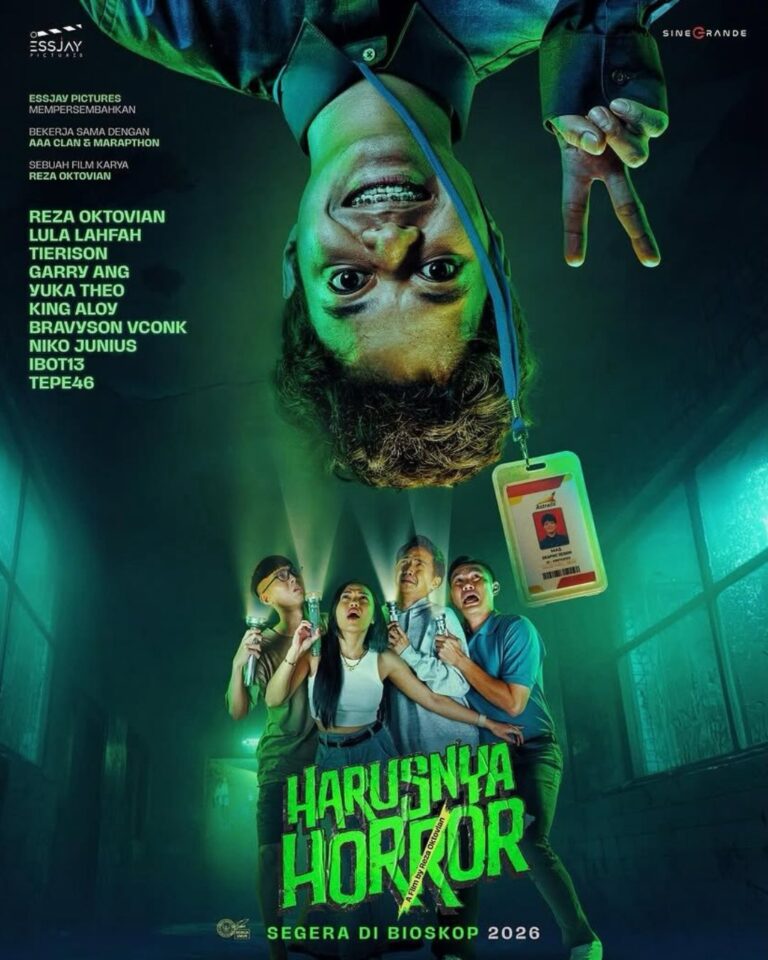 Poster film horor-komedi berjudul "Harusnya Horor". Di bagian atas, wajah seorang pria dengan ekspresi menyeramkan namun jenaka muncul terbalik dari langit-langit. Di bagian bawah, empat orang pemuda tampak ketakutan sambil memegang senter di sebuah ruangan gelap yang bernuansa hijau neon.